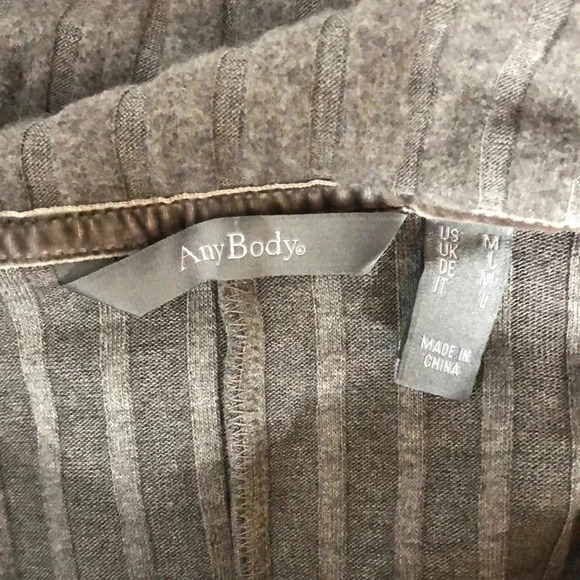 ANYBODY Tunic Length Sweater - Picture 3 of 4